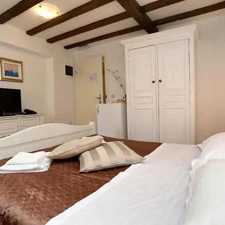 krevet i doručak Carrara 3*