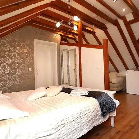 Carrara krevet i doručak Trogir