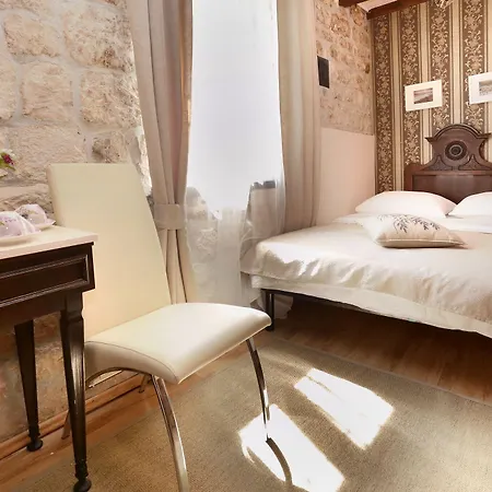 Carrara 3* Τρογκίρ