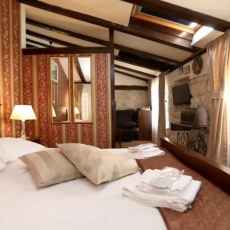 Carrara Bed and Breakfast Τρογκίρ