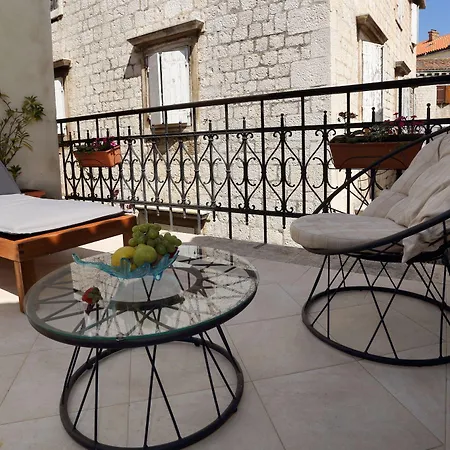 Carrara 3* Τρογκίρ