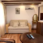 B&B Carrara 트로기르