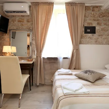 Carrara 3* Τρογκίρ
