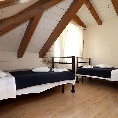 Carrara Nocleg ze śniadaniem 3*