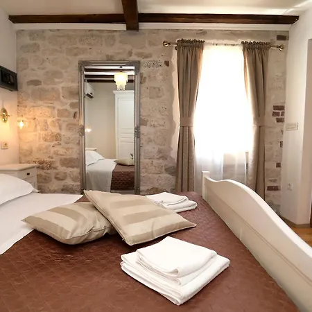 Carrara Bed and Breakfast Τρογκίρ