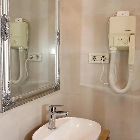 Carrara Nocleg ze śniadaniem 3*