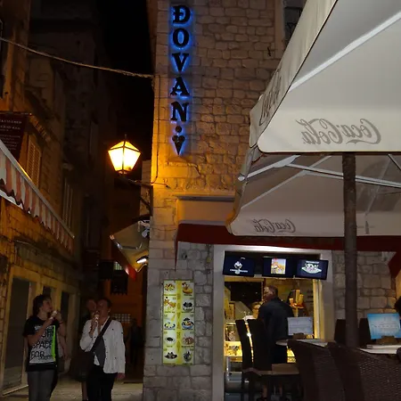 Carrara Nocleg ze śniadaniem 3*