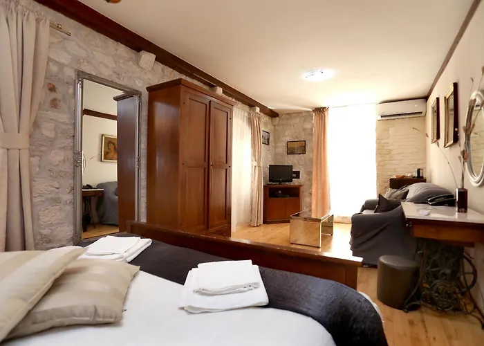 فندق مبيت وإفطار Carrara 3*