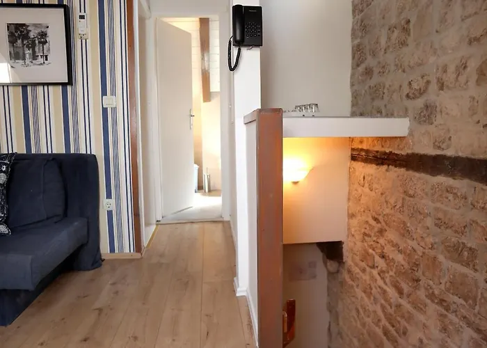 Carrara Nocleg ze śniadaniem 3*