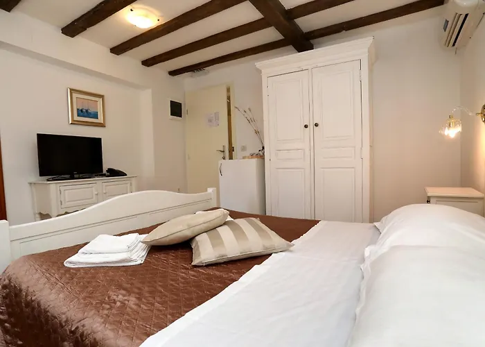 فندق مبيت وإفطار Carrara 3*