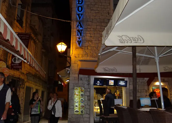 Carrara Nocleg ze śniadaniem 3*