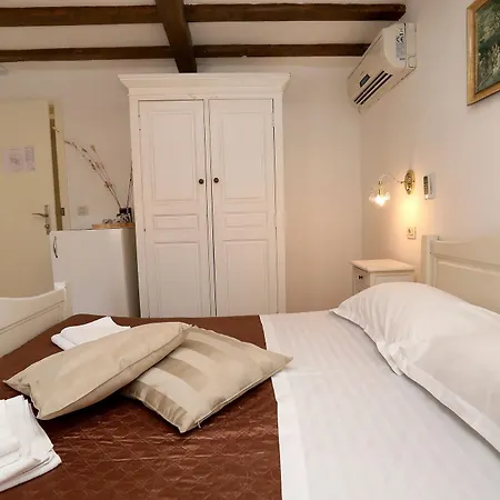 Carrara krevet i doručak Trogir